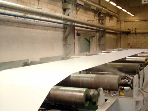 Bezpośrednie nawilżanie materiału w przemyśle papierniczym.
